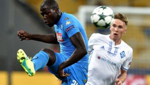 Napoli's Senegalese defender Kalidou Koulibaly (L) vies with Dynamo Kiev's Viktor Tsygankov during the UEFA Champions League football match between FC Dynamo and SSC Napoli at the Olympiyski Stadium in Kiev on September 13, 2016. / AFP / SERGEI SUPINSKY (Photo credit should read SERGEI SUPINSKY/AFP/Getty Images)