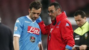 Napoli's Italian coach Maurizio Sarri greets Napoli's Italian forward Manolo Gabbiadini during the Italian Serie A football match SSC Napoli vs Bologna FC on April 19, 2016 at the San Paolo stadium in Naples. / AFP / CARLO HERMANN (Photo credit should read CARLO HERMANN/AFP/Getty Images)