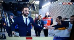 Higuain ignora i calciatori del Napoli, invece abbraccia affettuosamente...