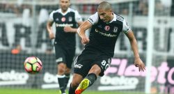 Video - Besiktas in un albergo del lungomare, i tifosi li accolgono così...