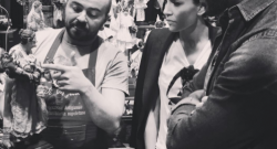 FOTO - Reina incantato dai presepi napoletani: "Arte unica, si trova solo qui"