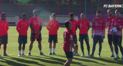 VIDEO - Il vice di Ancelotti invita un incredibile freestyler agli allenamenti: numeri da paura, calciatori del Bayern senza parole!