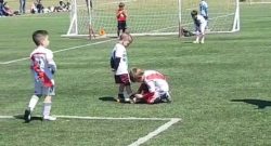 VIDEO - Lo splendido gesto di un bimbo, si ferma e allaccia le scarpe all'avversario