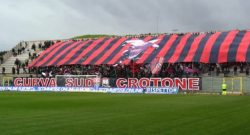 I tifosi del Crotone preparano il "muro", coreografia da brividi. Da Napoli mille supporters
