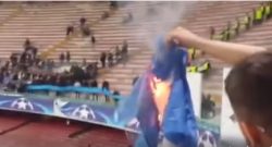 IMMAGINI SHOCK - Bruciano la bandiera del Napoli e cantano "Lavali col fuoco" [VIDEO]