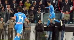 FOTO - Callejon segna, un tifoso del Napoli esulta vistosamente: la reazione degli juventini...