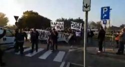 FOTO - "Napoletano pezzo di mer...", corteo di tifosi della Juve nei pressi dello Stadium
