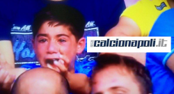 Il Napoli perde contro la Roma: un piccolo tifoso azzurro scoppia a piangere al San Paolo