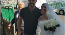 FOTO - Il gesto di Reina è da applausi: vede una sposa a Posillipo e scende dall'auto
