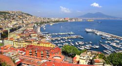 Reina non ha disdetto l'affitto della Villa a Posillipo. Trasloco? Non se ne parla, i dettagli