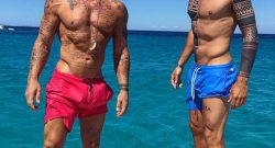 Bomber Borriello paparazzato ad Ibiza in compagnia della sexy Buccino per il compleanno [FOTO]