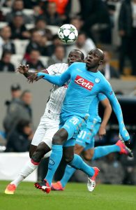 epa05612850 Besiktas Istanbul's  Vincent Aboubakar  (back) fights for ball against SSC Napoli's Kalidou Koulibaly (front) at the UEFA Champions League group B match between Besiktas Istanbul and SSC Napoli in Istanbul, Turkey, 01 November 2016.  EPA/SEDAT SUNA