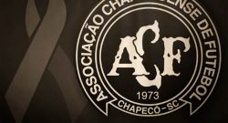 FOTO - Grande gesto di un tifoso del Benfica durante il minuto di raccoglimento per la Chapecoense