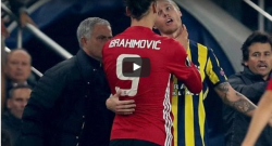VIDEO - Ibra shock: "strangola" Kjaer e mette le mani addosso all'abitro