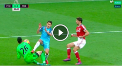 VIDEO - Valdes shock: tacchettata di Navas, la sua coscia si apre