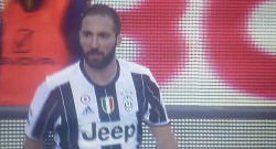 VIDEO - Higuain scivola e si arrabbia. Gara difficile per il Pipita