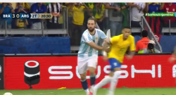 VIDEO - Neymar umilia l'Argentina, guardate il fallo di frustrazione di Higuain