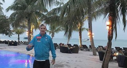 FOTO - Clementino alle Maldive, non dimentica l'azzurro del Napoli, guardate cosa indossa