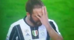 VIDEO - Allegri lo sostituisce, Higuain non la prende bene e reagisce male: quanto nervosismo!