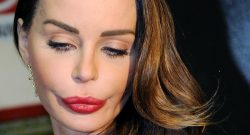 Ennesima provocazione di Nina Moric: "Questa sera sarà Camorra contro 'Ndrangheta" [FOTO]