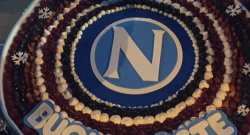 FOTO - Dopo il trionfo con il Toro, il Napoli festeggia il Natale a cena: questa la torta della serata