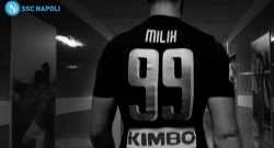 Calendario SSC Napoli, arrivano altre immagini inedite: Milik palleggia al Museo Archeologico [VIDEO]