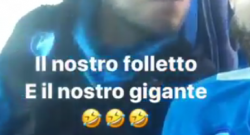 Tonelli e Mertens scherzano sul pullman, ci scappa anche un simpatico bacio [VIDEO]