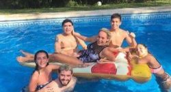 FOTO - Capodanno in famiglia per Maradona, eccolo in piscina con i figli