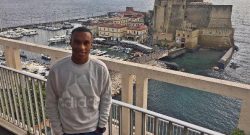 FOTO - Leandrinho si gode già la sua nuova città, eccolo con il fantastico panorama del Castel dell'Ovo