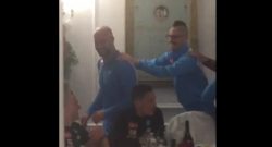 Napoli scatenato a cena, parte il trenino azzurro: che euforia! [VIDEO]