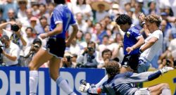 Rubata la leggendaria maglia di Maradona del 1986, ladro subito smascherato si giustifica: "Pazzo di Diego"