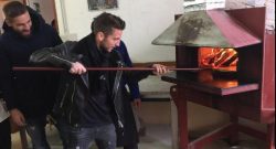 Hamsik, Mertens e Pavoletti in visita al carcere di Nisida: i tre azzurri si improvvisano pizzaioli [FOTO]
