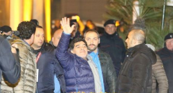 Maradona è tornato a Napoli. Accoglienza da brividi, D10S risponde ai tifosi: "Vi amo" [VIDEO]