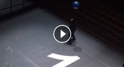 Maradona come Chaplin nel Grande Dittatore, scherza con un pallone a forma di mondo [VIDEO]