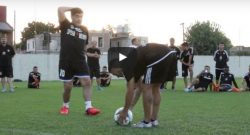 Maradona spettacolare, insegna ad alcuni ragazzi a calciare le punizioni [VIDEO]