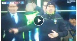 Furia Allegri, l'allenatore della Juventus litiga con il quarto uomo: mani addosso! [VIDEO]