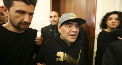 Ruba maglie e scarpe di Maradona al Vesuvio, il ladro è un avvocato: denunciato