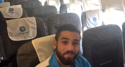 Zielinski e Pavoletti sull'aereo per Milano: rilassati, sorridenti e con pollice alto [FOTO]