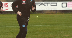 Pavoletti si carica sui social: lo scatto da Castel Volturno mentre calcia a rete [FOTO]