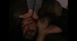 Reina, nessuno può mettergli i piedi in testa tranne i suoi piccoli... [FOTO]