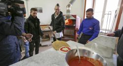 Dopo la vittoria con il Genoa Hamsik e lo staff medico colti a festeggiare in un nuovo pub [FOTO]