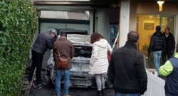 FOTO - Caos Pescara, tensione altissima: bruciate due auto di Sebastiani