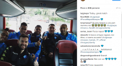 FOTO - Azzurri nel pullman, si va a fare la rifinitura: sorrisi smaglianti per Insigne e Hamsik