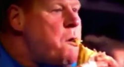 Il Sutton perde con l'Arsenal, ma il suo portiere si consola mangiando un panino in panchina [VIDEO]