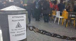 FOTO - Straordinaria ironia a Napoli: "Se inciampi è rigore per la Juve!", che trovata...