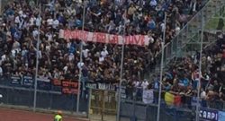 FOTO - "Rigore per la Juve!", lo striscione che ironizza sugli arbitri anche in trasferta