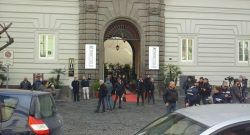 Cresce l'attesa a Palazzo Caracciolo per l'arrivo del Real Madrid: tifosi cantano cori pro Napoli [FOTO]