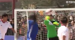 Maradona è sempre lui, guardatelo come prova a ripetere il gol di mano agli inglesi [VIDEO]