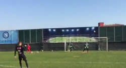 Rog scatenato in allenamento, colpisce una traversa dai 20 metri [VIDEO]