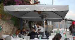 La figlia di Perez pazza di Napoli, a Marechiaro "abbuffata" di paccheri, crudi e babà!